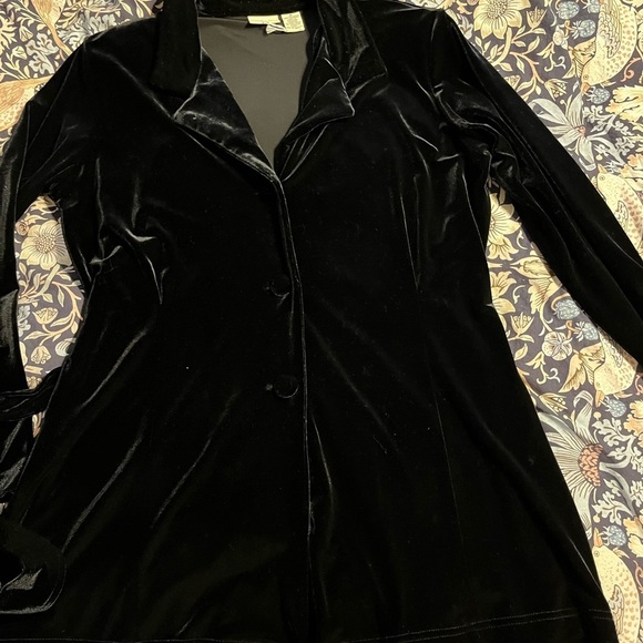 Chic Black Velvet button jacket with belt - Picture 5 of 16
